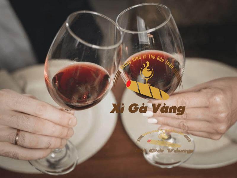 HƯớng dẫn cách cầm ly vang ngắn đúng chuẩn